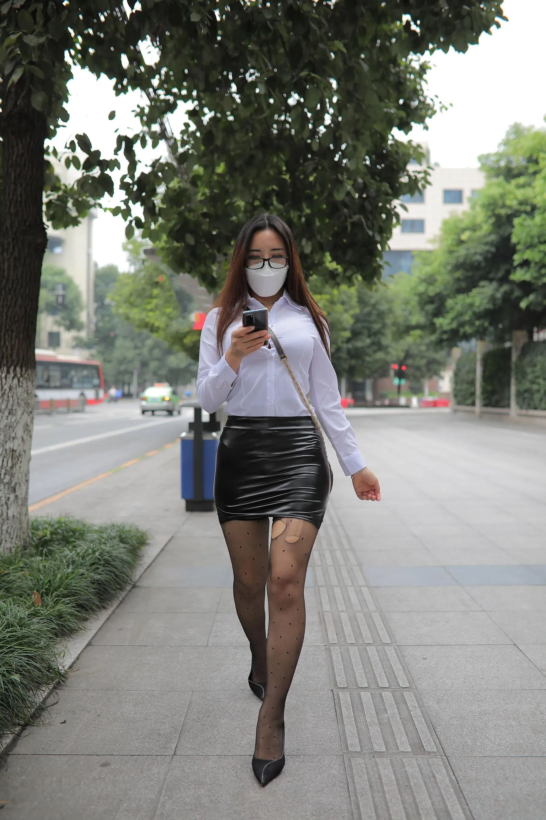 魔镜街拍 NO.181 牛男街拍 去休假的黑丝皮裙美女 [763P]插图5
